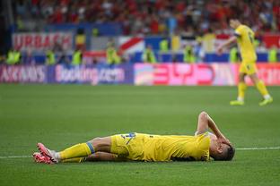 邮报：一意大利球员突发心脏病去世，曼奇尼进球后举球衣缅怀他